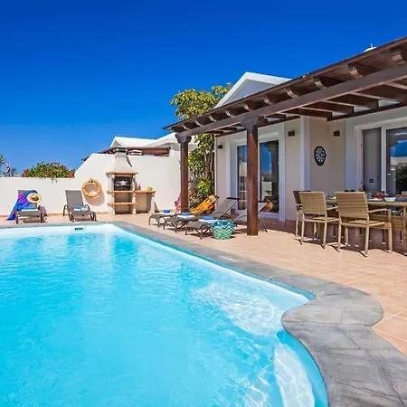 Villa In Playa Blanca Sleeps 8 Includes Swimming Pool Air Con And Wifi 9 1 *