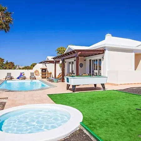 In Playa Blanca Sleeps 8 Includes Swimming Pool Air Con And Wifi 9 1 Villa Playa Blanca (Lanzarote)